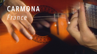 Juan Carmona une guitare entre les mains